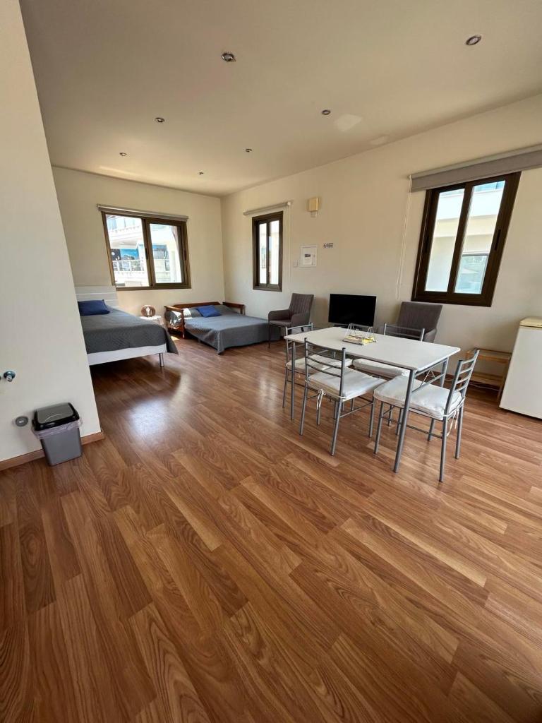 Extremely comfy apt with spacious private terrace 10min walk to the beach & in Town 5