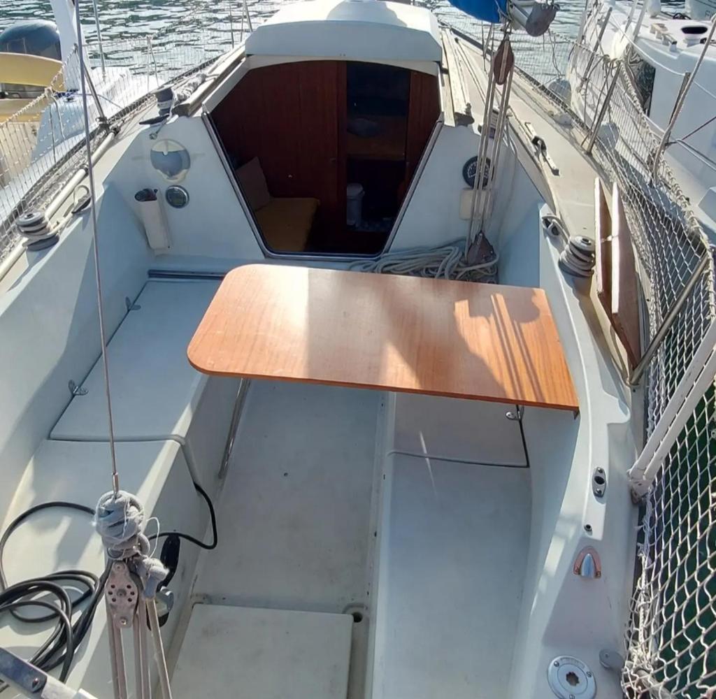 une table en bois devant un bateau dans l'établissement Oasis 2, à Saint-Raphaël