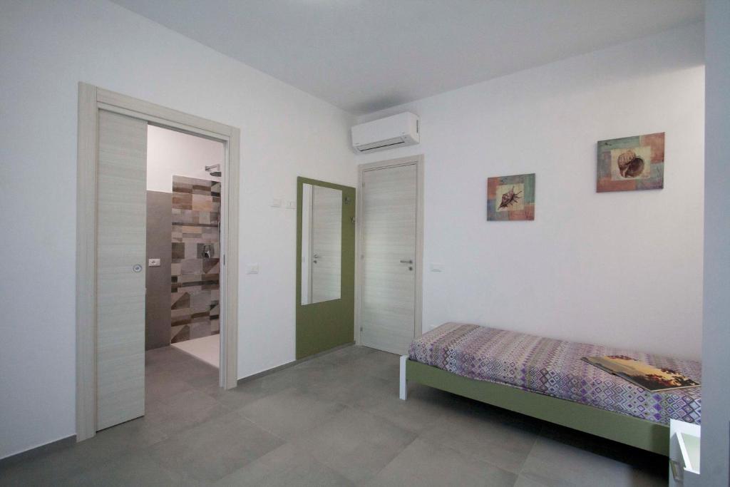 - une chambre avec un lit et un dressing dans l'établissement villa grecale, à Castellammare del Golfo