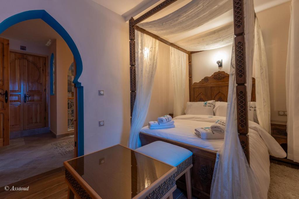 une chambre avec un lit à baldaquin dans l'établissement Dar Kisania, à Chefchaouen 37 autres photos