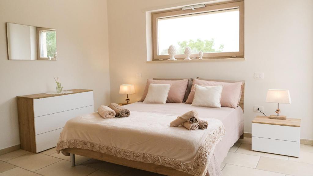 une chambre avec un lit avec des serviettes dessus dans l'établissement Villa Geco, à Specchiolla