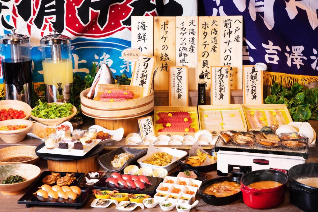une table recouverte de différents types de denrées alimentaires dans l'établissement HAKODATE Uminokaze, à Hakodate