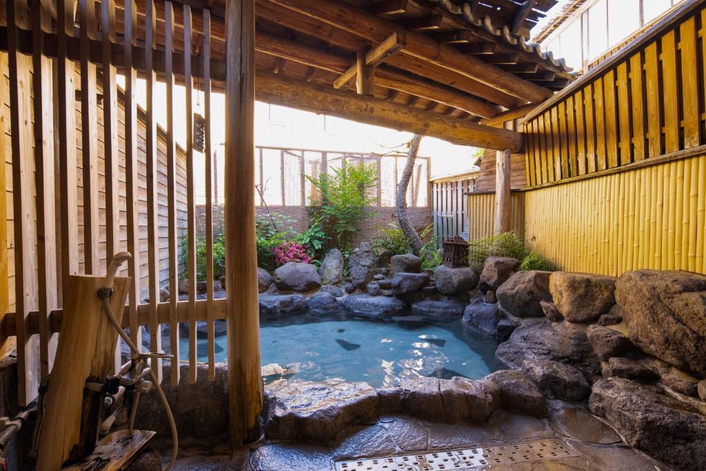 un jacuzzi au milieu d'un bâtiment dans l'établissement Hozanso Beppu, à Beppu