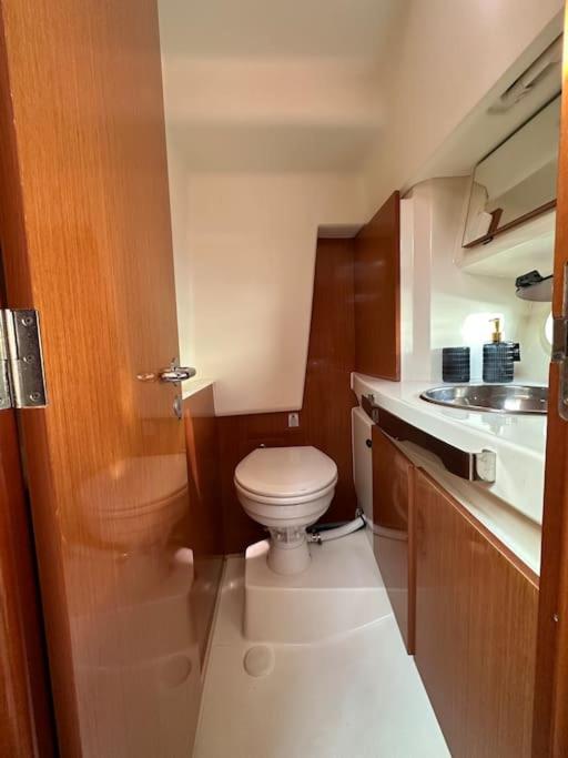 une petite salle de bain avec toilettes et lavabo dans l'établissement Nuit, à quai, à La Rochelle 8 autres photos