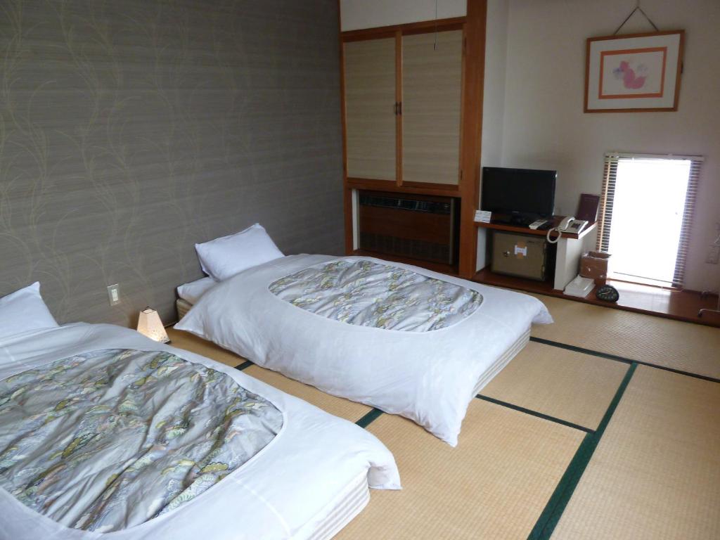 - une chambre avec 2 lits et une télévision dans l'établissement Hotel Yume-no-yu, à Omachi 21 autres photos