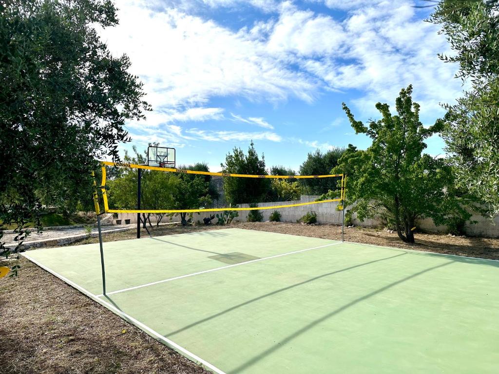 un filet de tennis sur un court de tennis dans l'établissement Il Giardino di Maria - Villa Exclusive Use, à Ostuni