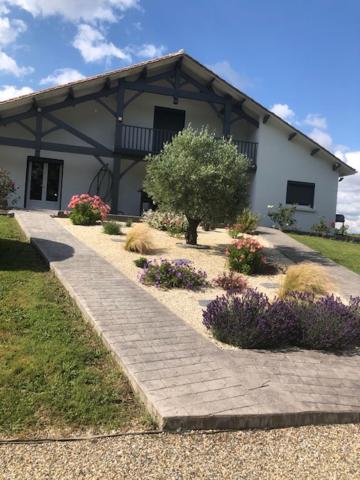 une maison avec une passerelle en briques devant elle dans l'établissement Gîte Les Pins Perdus, à Saint-Ciers-dʼAbzac
