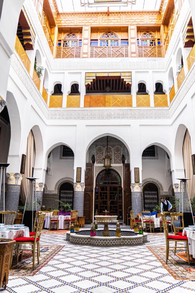 - une vue sur le hall d'un hôtel avec une fontaine dans l'établissement Riad El Yacout, à Fès