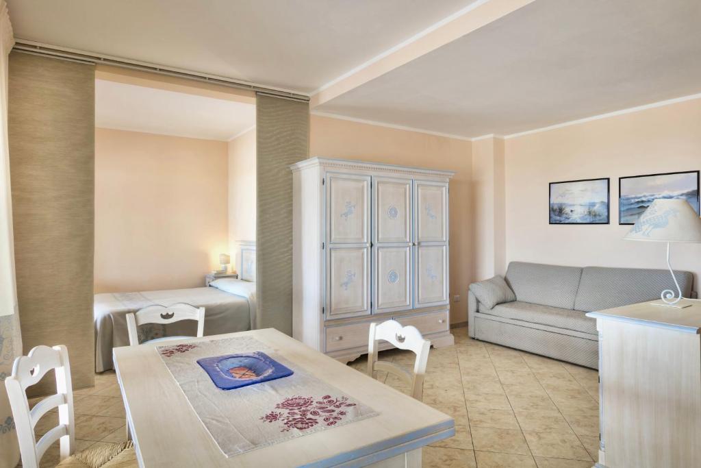 un salon avec un canapé et une table dans l'établissement Residence with private beach in Bosa Marina just 100 meters from the sea, à Bosa Marina 19 autres photos