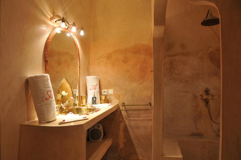 une salle de bain avec un lavabo et un miroir dans l'établissement Riad Adriana, à Marrakech 37 autres photos