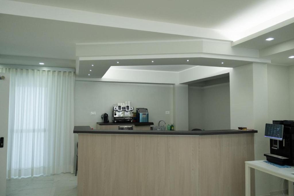 une pièce avec une cuisine équipée d'un comptoir et d'un micro-ondes dans l'établissement Hotel Diadema, à Diamante