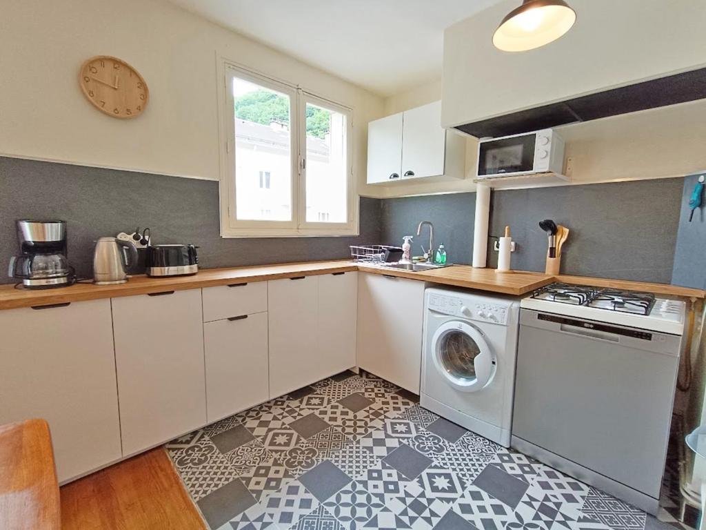 Il comprend une cuisine équipée d'un lave-linge et d'un sèche-linge. dans l'établissement L'appart du Maupas, T3, wifi, parking, à Luchon 13 autres photos