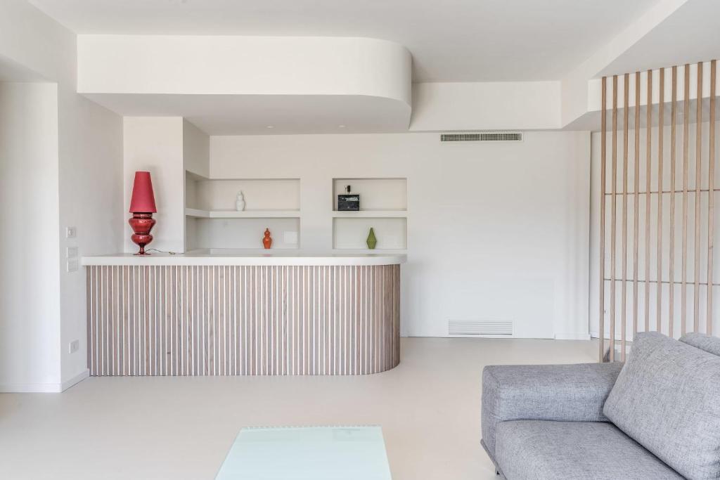 - un salon avec un canapé et une lampe rouge dans l'établissement Villa Milena Modern Elegance Views and Guest Services by Feeling Italy, à Sorrente