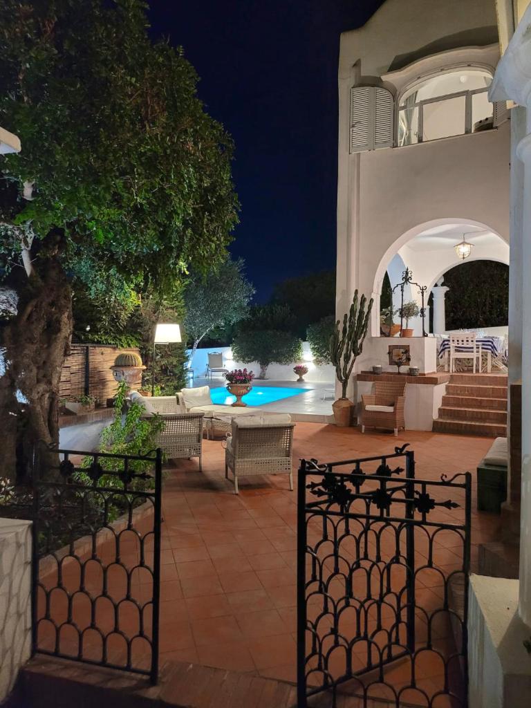 Photo de la galerie de l'établissement Villa in Caprile for6 people by Capri-Property, à Anacapri