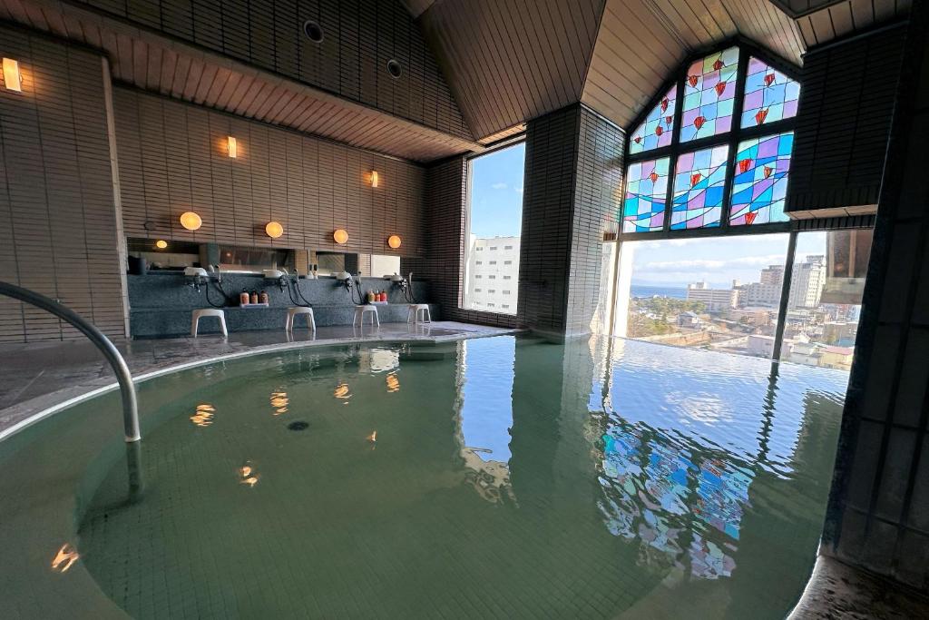 un grand bassin d'eau avec des canards dedans dans l'établissement Hanabishi Hotel, à Hakodate