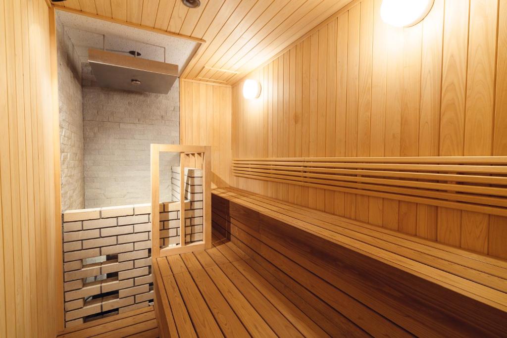 d'un sauna avec des boiseries et du parquet. dans l'établissement Hanabishi Hotel, à Hakodate