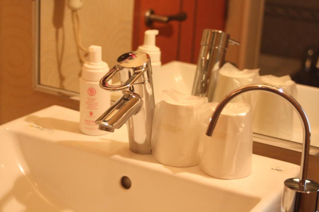 - un lavabo avec 2 bouteilles et un robinet dans l'établissement Hotel Bianca Due (Adult Only), à Tokyo 10 autres photos