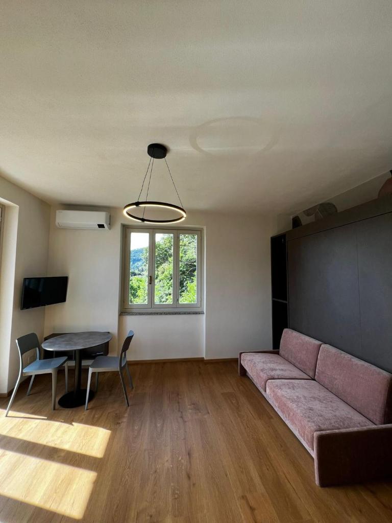 un salon avec un canapé et une table dans l'établissement Residence Garden, à Cannobio