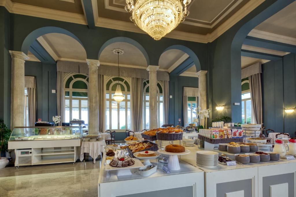 - une grande salle avec un buffet de plats dans l'établissement Imperiale Palace Hotel, à Santa Margherita Ligure
