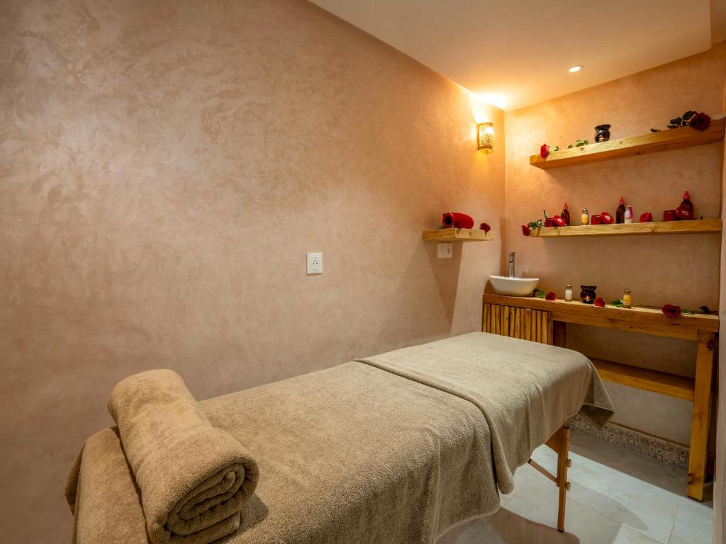 une chambre avec un lit avec une serviette dessus dans l'établissement MAISON SOLANEOS, à Marrakech