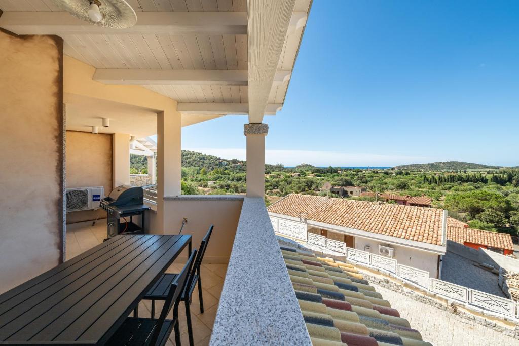 - une vue depuis le balcon d'une maison avec une table et des chaises dans l'établissement Villachiadream, à Chia