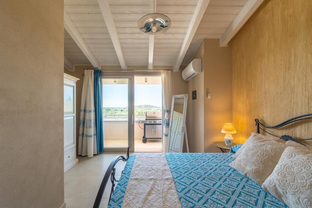 une chambre avec un lit et une vue sur l'océan dans l'établissement Villachiadream, à Chia