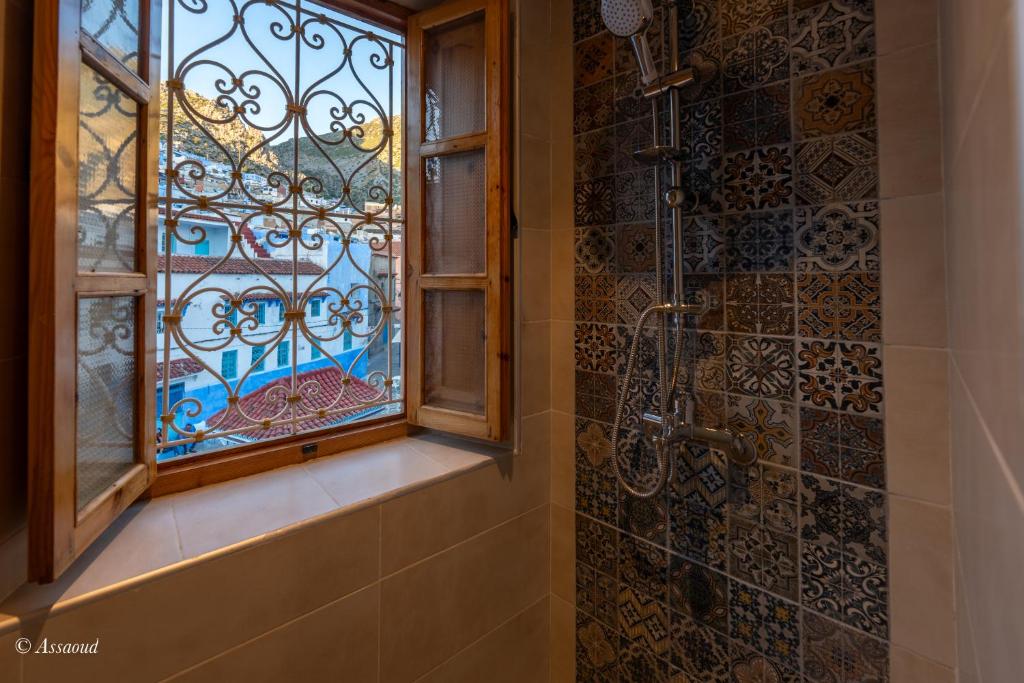 une salle de bain avec une fenêtre et une douche dans l'établissement Dar Kisania, à Chefchaouen