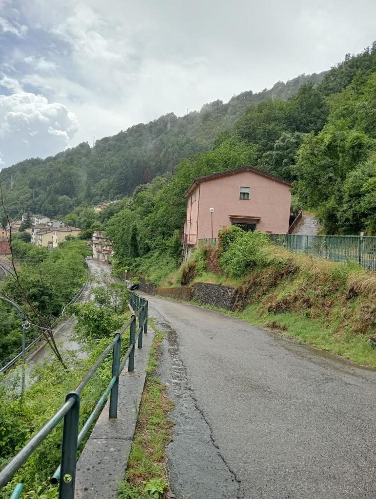 une route avec une clôture sur le flanc d'une colline dans l'établissement La Panoramica a Molino del Pallone, à Molino del Pallone