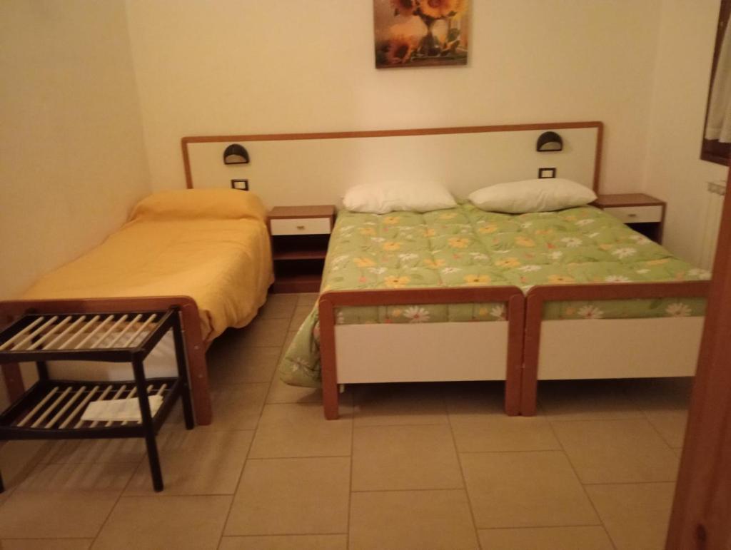 - une chambre avec 2 lits et un banc dans l'établissement La Panoramica a Molino del Pallone, à Molino del Pallone 27 autres photos