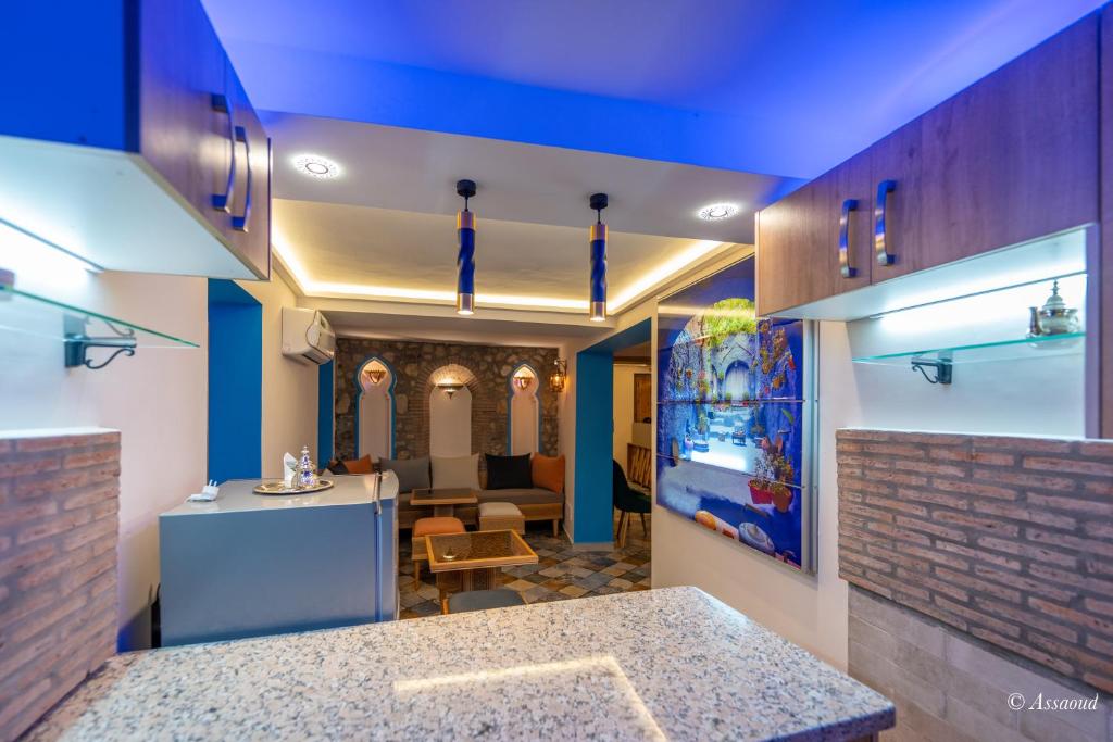 une pièce avec une cuisine et un salon dans l'établissement Dar Kisania, à Chefchaouen