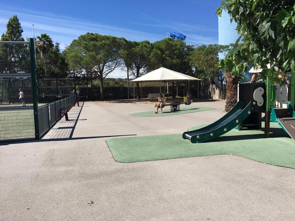 une aire de jeux avec un toboggan dans un parc dans l'établissement camping tohapi les salins, à Vic-la-Gardiole