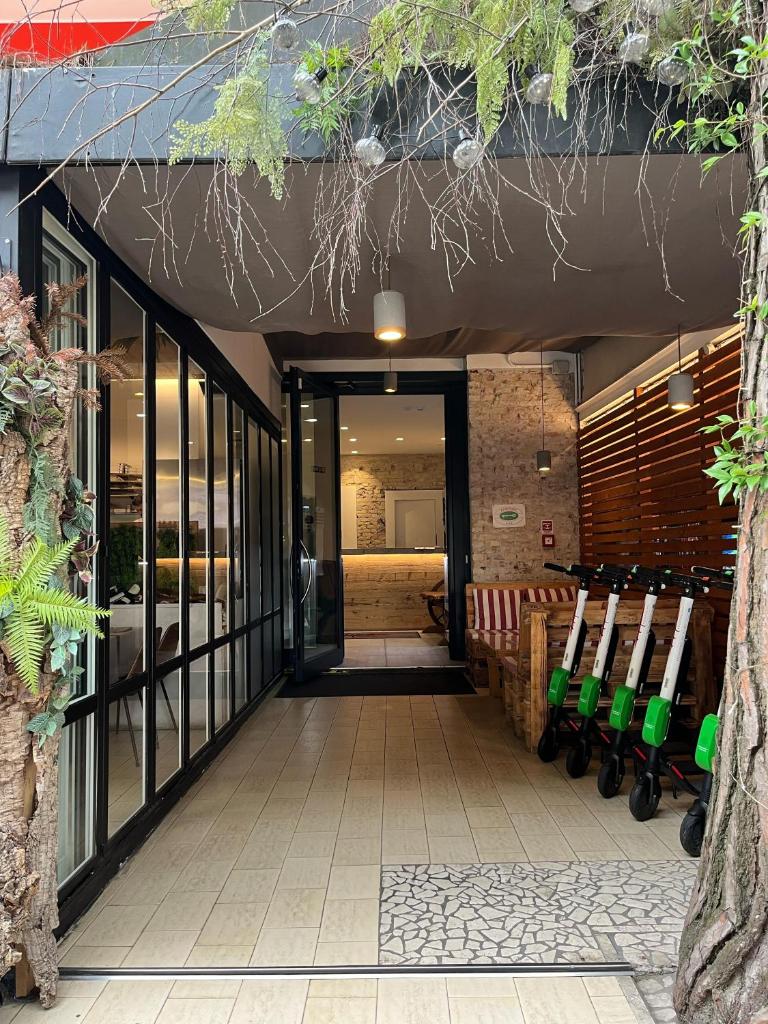 une porte ouverte sur un restaurant avec des bancs devant dans l'établissement Hotel Neps, à Lido di Jesolo