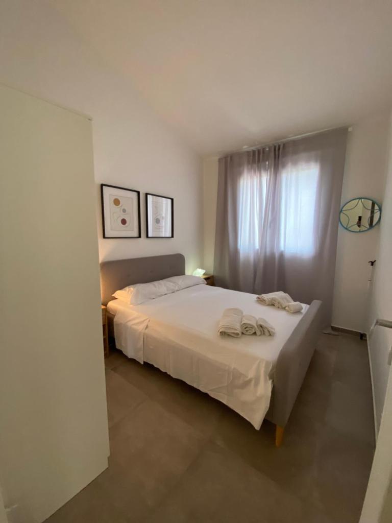 une chambre avec un lit blanc et une fenêtre dans l'établissement Eucalipto new private pool, à Castellammare del Golfo