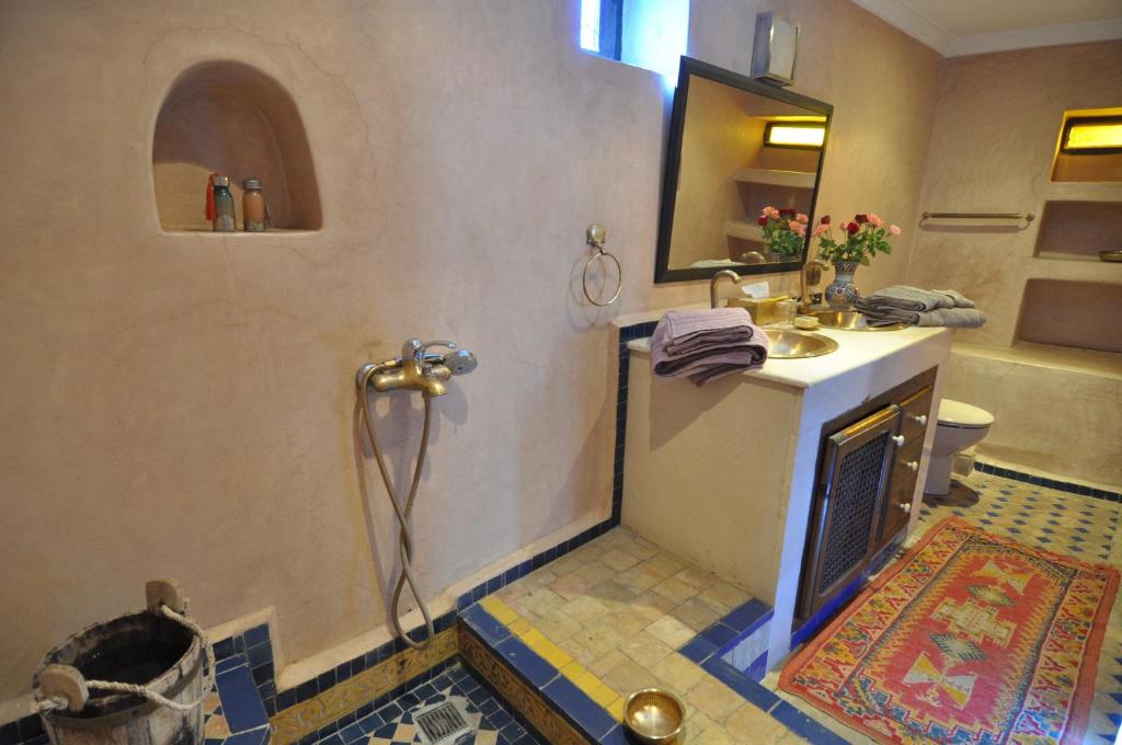 une salle de bain avec une douche, un lavabo et des toilettes dans l'établissement Riad Adarissa, à Fès
