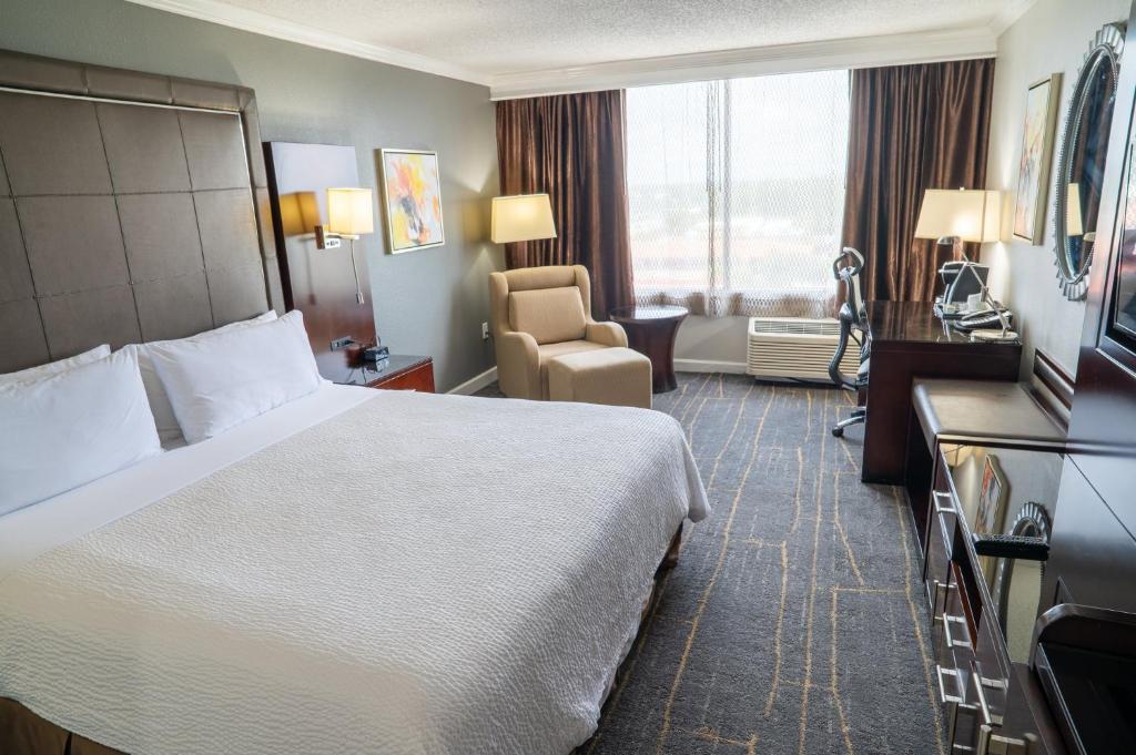 Holiday Inn Orlando East-UCF Area, an IHG Hotel Image