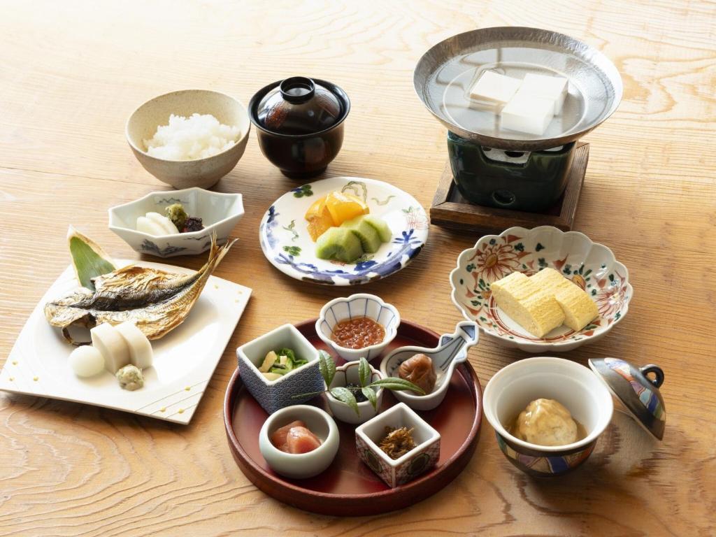 une table recouverte de assiettes et de bols de nourriture dans l'établissement Hakone Retreat villa 1/f, à Hakone