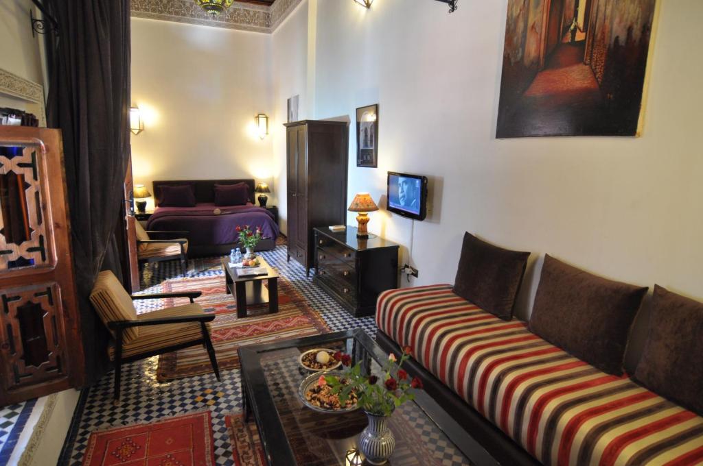 un salon avec un canapé et une table dans l'établissement Riad Adarissa, à Fès