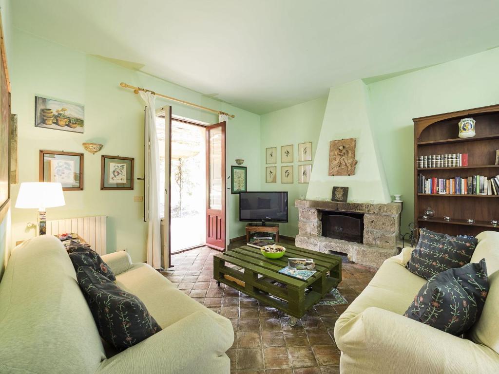 un salon avec deux canapés et une cheminée dans l'établissement Villa Del Parco, à Agnone Bagni