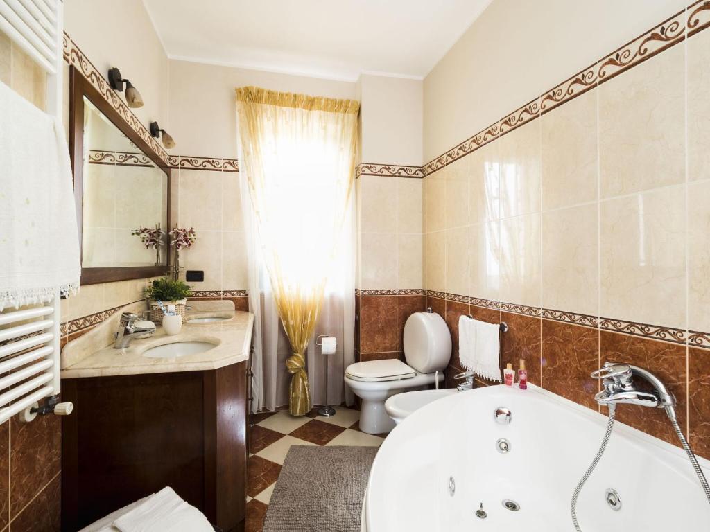 une salle de bain avec une baignoire, des toilettes et un lavabo dans l'établissement Villa Ambra, à Trappitello