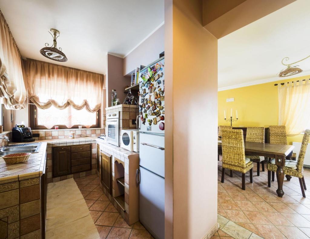 une cuisine avec une table et une salle à manger dans l'établissement Villa Ambra, à Trappitello