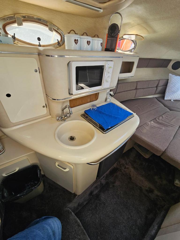 - une petite salle de bains avec lavabo dans un rv dans l'établissement Bateau B Canet, à Canet