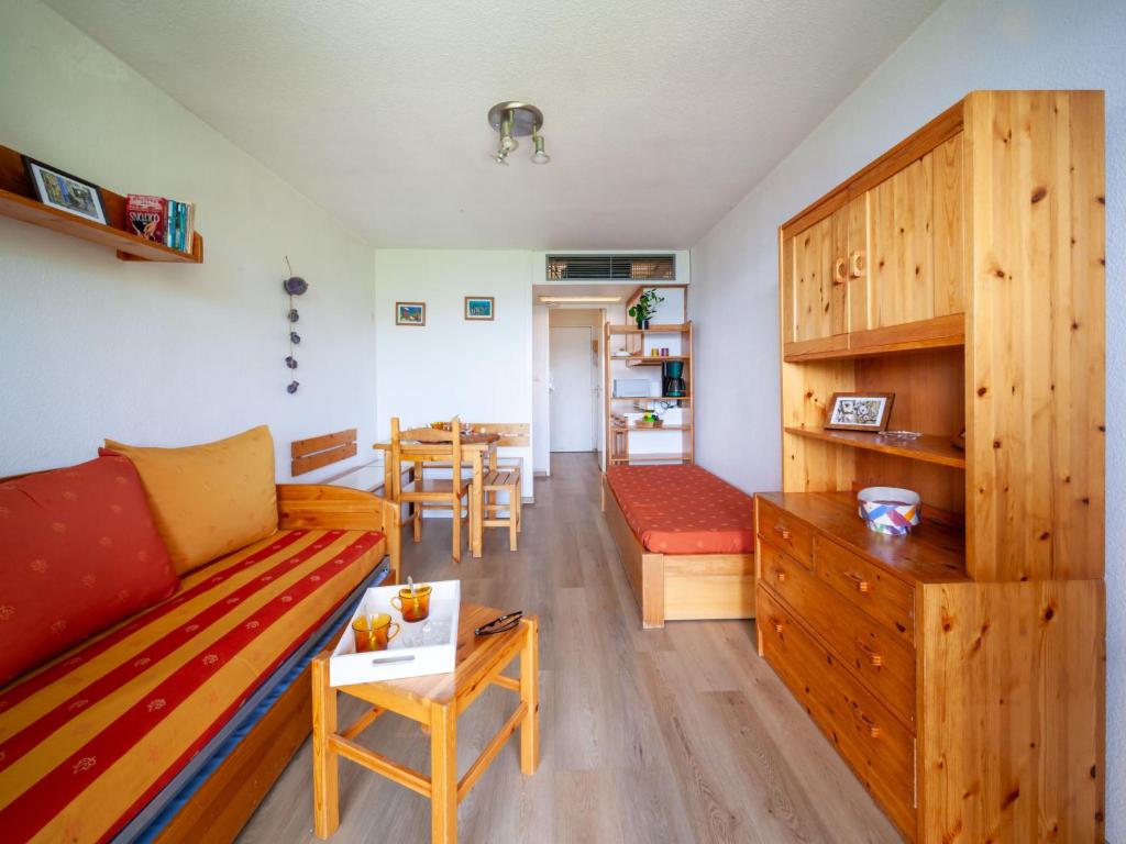un salon avec un canapé et une table dans l'établissement Apartment Pegase Phenix-1 by Interhome, au Corbier