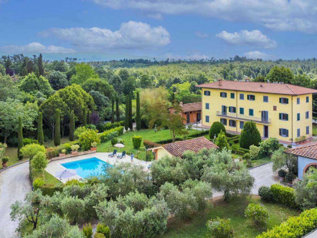 une vue aérienne d'une villa avec piscine dans l'établissement Villa Villa Elena-1 by Interhome, à Le Vedute