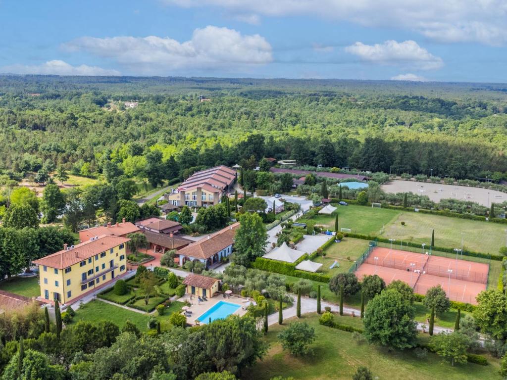 - une vue aérienne sur le complexe avec une piscine et des arbres dans l'établissement Villa Villa Elena-1 by Interhome, à Le Vedute