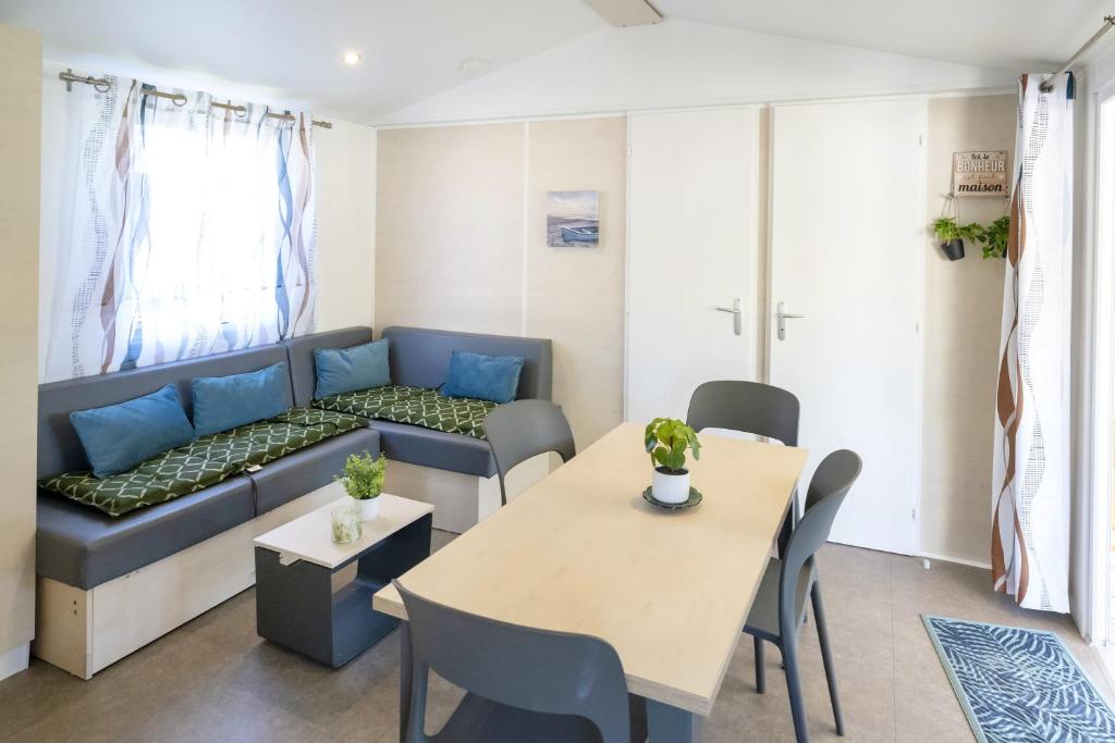 un salon avec un canapé et une table dans l'établissement camping les oyats, à Seignosse