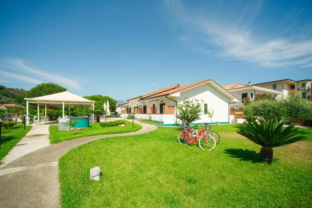 un vélo garé dans l'herbe à côté d'une maison dans l'établissement Villa Maredona, à Ascea