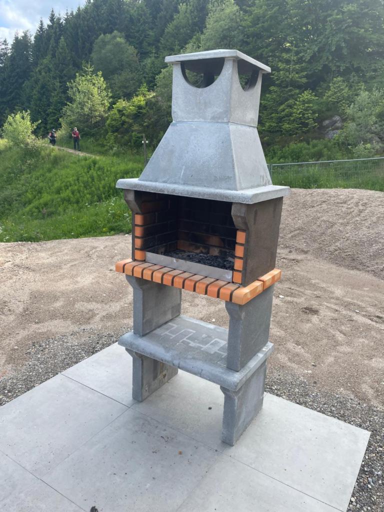 un four extérieur situé au sommet d'une colline dans l'établissement Appartement - Au cœur du Lac Blanc, à Orbey