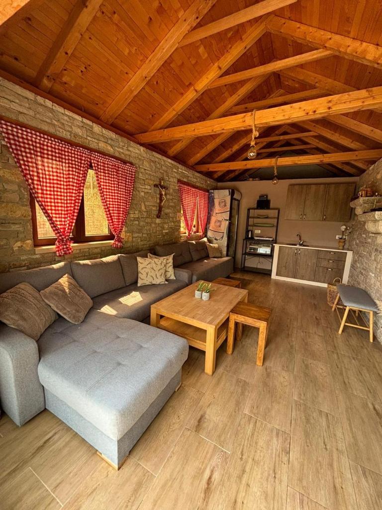 Kamena Kuća 5