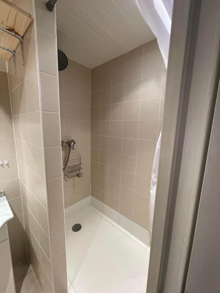 une salle de bain avec douche et lavabo dans l'établissement Appartement au pied des pistes, au Corbier