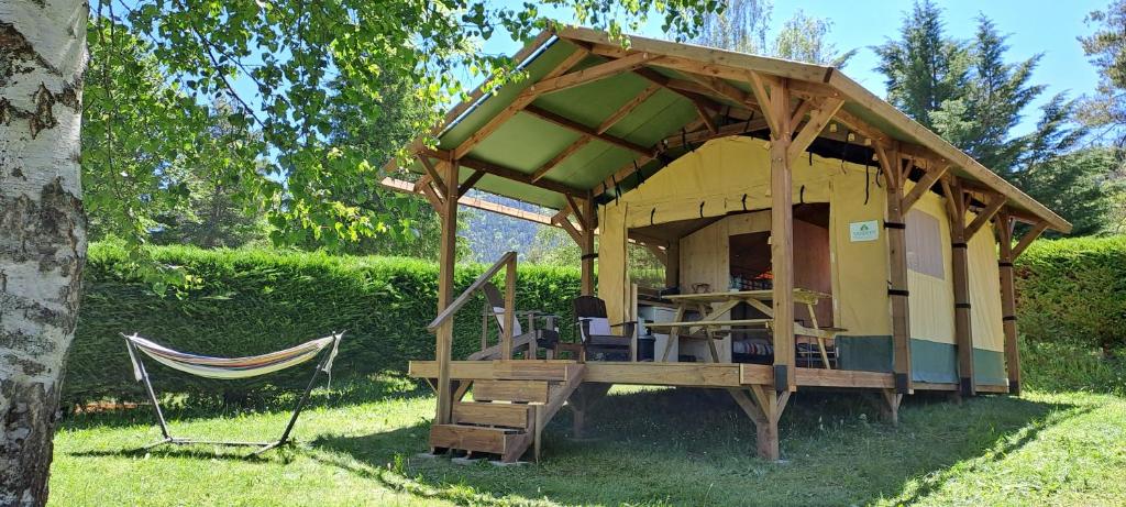 - un kiosque avec hamac dans la cour dans l'établissement Lodge Safari tent, à Camurac